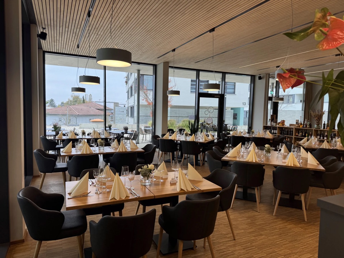 Eine Geburtstagsfeier im Q5: ein gedeckter Tisch mit Antipasti und Pizza zum Teilen, Gläser, Kerzen, entspannte Abendstimmung.